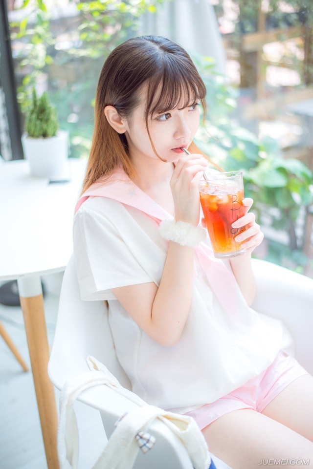 院子里响起刘璋骂骂咧咧的声音，刘璝面色铁青的跟着孟达来到一处厢房，冷冷的看着此人：“为何拦我？”